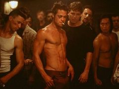 Klub rváčů se dočkal zfilmování v roce 1999 (na snímku Brad Pitt).