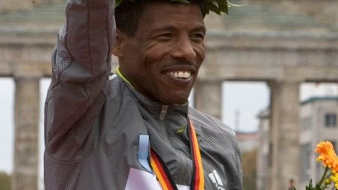Haile Gebrselassie po vítězství v Berlíně, kde zaběhl světový rekord.