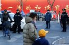 Útočník v Pekingu napadl kladivem žáky základní školy, 20 dětí je zraněných