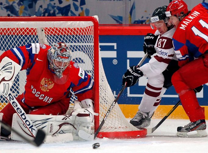 Jevgenij Malkin a Gints Meija bojují před brankou Semjona Varlamova v utkání MS v hokeji 2012 Rusko - Lotyšsko.