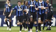 Julio Cruz (vlevo)z Interu Milán slaví se spoluhráči gól do sítě Spartaku Moskva Champions League ve skupině B.