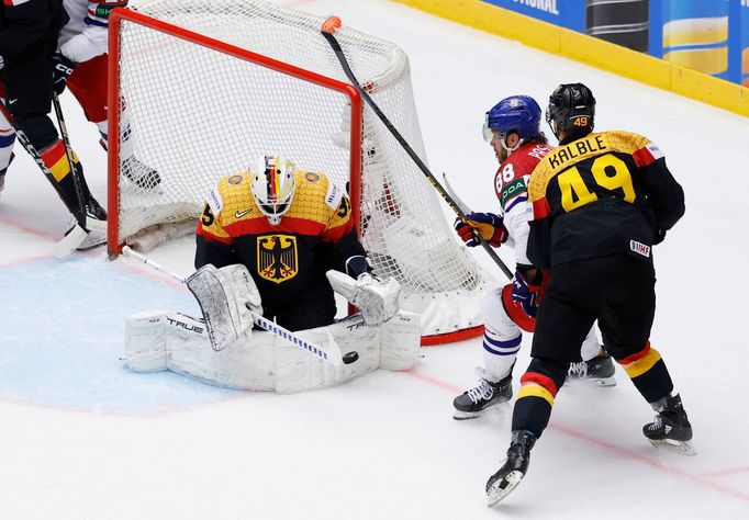 Mathias Niederberger a David Pastrňák v zápase MS 2025 Česko - Německo