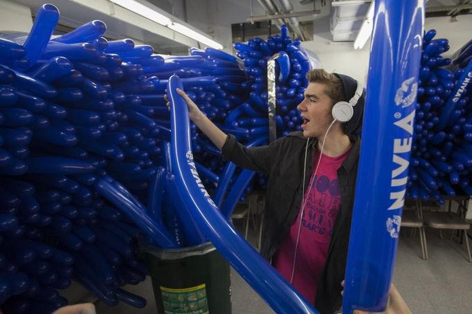 Chlapec připravuje balonky na newyorské Times Square.