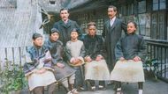 Cestovatel Joe Hloucha (stojící vlevo), japonský vojenský přidělenec Eitaró Nambu (stojící vpravo) a skupina čínského kouzelníka Čing Ling Fu v domě U Halánků 3. října 1905. Kolorovaný snímek