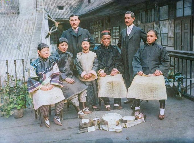 Cestovatel Joe Hloucha (stojící vlevo), japonský vojenský přidělenec Eitaró Nambu (stojící vpravo) a skupina čínského kouzelníka Čing Ling Fu, 1906