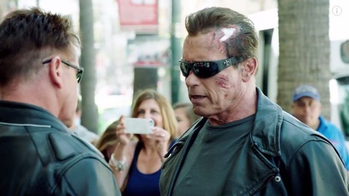 Arnold shání vhodné brýle podobně jako Terminátor