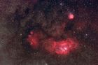 Trifid a Laguna dominují astronomickému snímku července