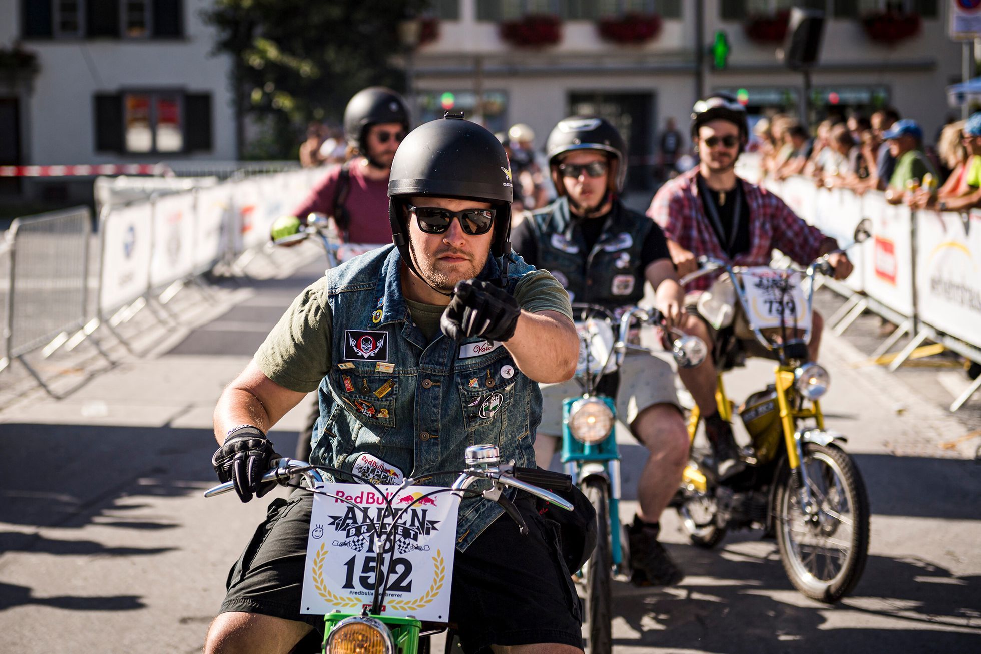 Závody mopedů po švýcarsku. Fotografie z akce Red Bull Alpenbrevet 2022