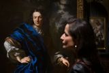 Ve Valdštejnské jízdárně jsou vedle monumentálních oltářních pláten také Brandlovy autoportréty, podobizny šlechticů a žánrové či mytologické výjevy. Nechybí několik nově objevených děl. Na snímku je detail Podobizny šlechtice v modrém plášti zhruba z roku 1710.