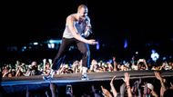 Když na pódium nakráčela kapela Imagine Dragons, jíž se cestou do Ostravy opozdila zavazadla i kytara, veškeré publikum se stáhlo před hlavní pódium.