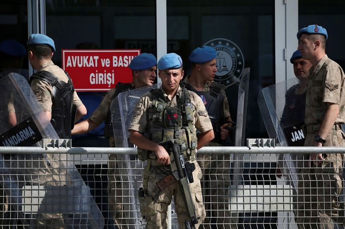 Stráž před věznicí ve městě Silivri u Istanbulu. V této věznici strávil více než půl roku před svým propuštěním Čech Miroslav Farkas.