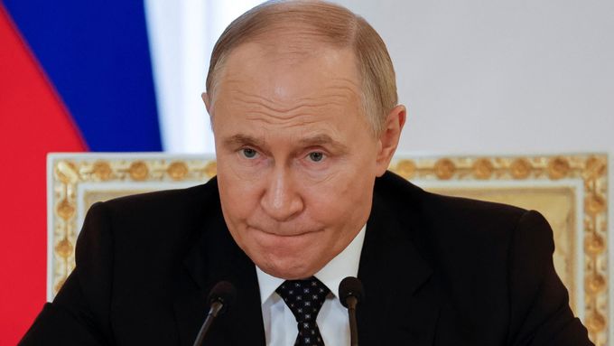 „V žádném případě nemůžeme dopustit, abychom spadli do recese,“ prohlásil na petrohradském ekonomickém fóru ruský vůdce Vladimir Putin.