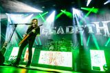 Na snímku z pátečního koncertu v pražské Tipsport areně je zpěvák a kytarista Megadeth Dave Mustaine.