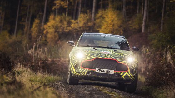 Prototyp Aston Martinu DBX na trati velšské rallye.