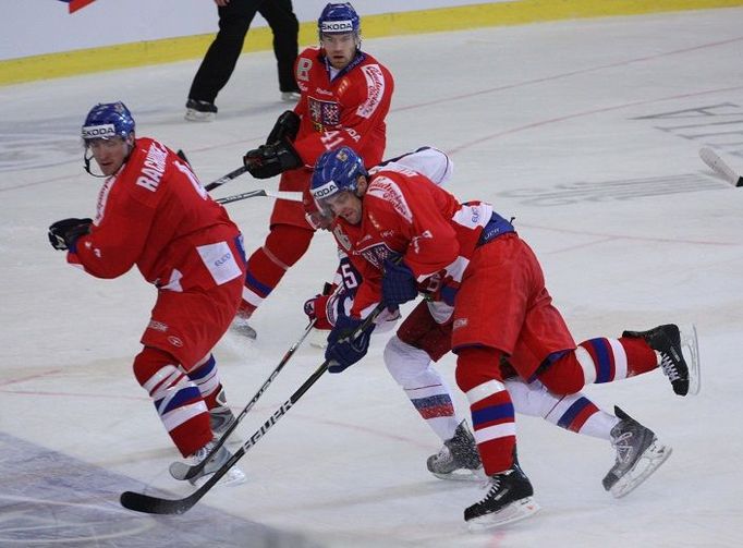 Ondřej Němec v souboji s ruským hokejistou, přihlíží Karel Rachůnek (vlevo) a Martin Škoula