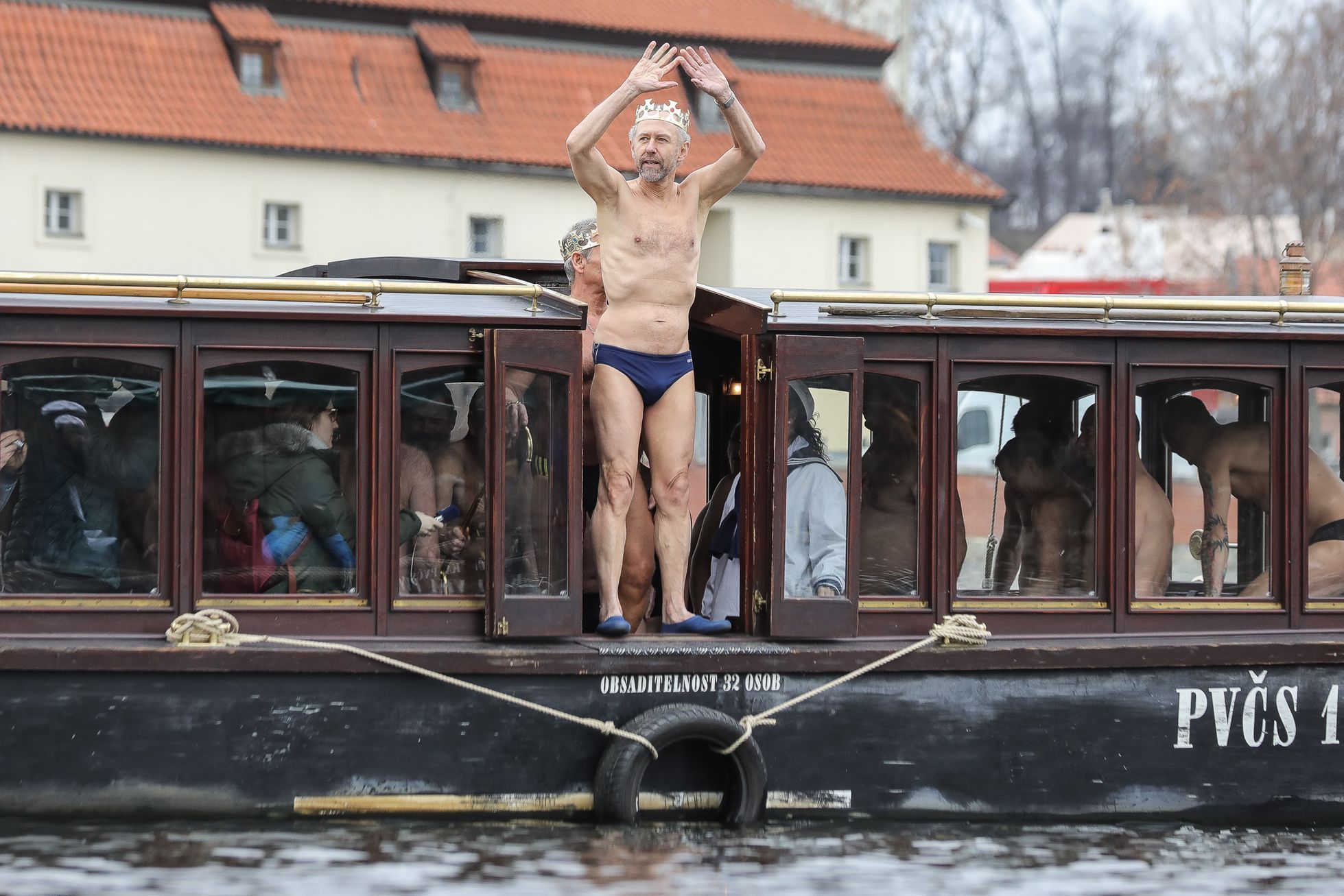 Tříkrálová plavba otužilců pod Karlovým mostem