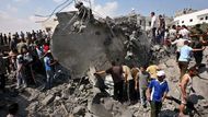 Palestinci prohledávají dům zničený při izraelském ostřelování ve městě Gaza. Na místě zemřel člověk a osm dalších lidí bylo zraněno.