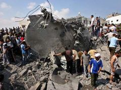 Palestinci prohledávají dům zničený při izraelském ostřelování ve městě Gaza. Na místě zemřel člověk a osm dalších lidí bylo zraněno.