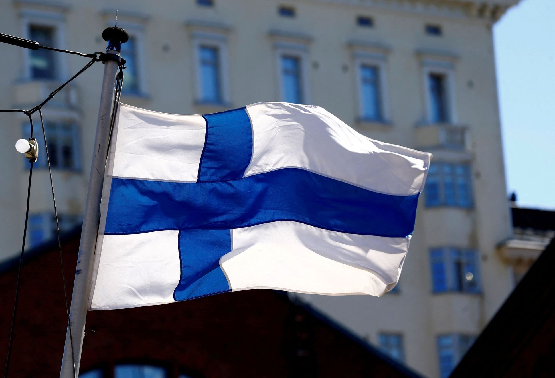 Finská vlajka vlaje v centru Helsinek.