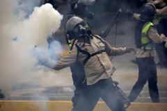 Vojáci nás zbili a ukradli nám hodinky, vysílačky i plynové masky, tvrdí vůdce venezuelské opozice