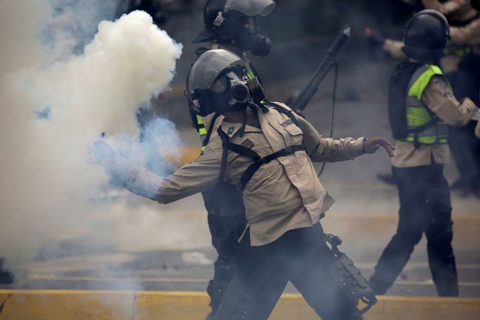 Pondělní protesty ve venezuelském Caracasu.