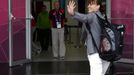 Japanese gymnast Rie Tanaka waves as she arrives at the Welcome Center near the Athletes' Village at the Olympic Park in London July 18, 2012. REUTERS/Jae C. Hong/Pool (BRITAIN - Tags: SPORT OLYMPICS GYMNASTICS) Published: Čec. 18, 2012, 6:46 odp.