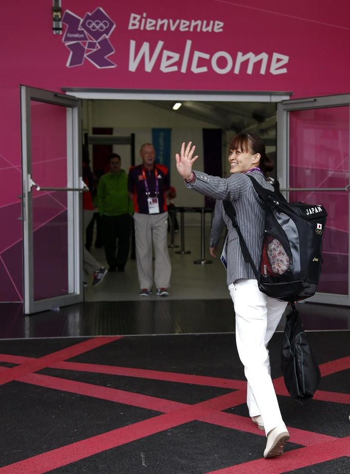 Japanese gymnast Rie Tanaka waves as she arrives at the Welcome Center near the Athletes' Village at the Olympic Park in London July 18, 2012. REUTERS/Jae C. Hong/Pool (BRITAIN - Tags: SPORT OLYMPICS GYMNASTICS) Published: Čec. 18, 2012, 6:46 odp.