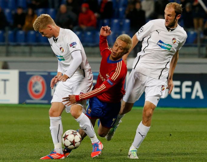 LM, CSKA Moskva - Plzeň: Keisuke Honda - Václav Procházka (vlevo) a Roman Hubník