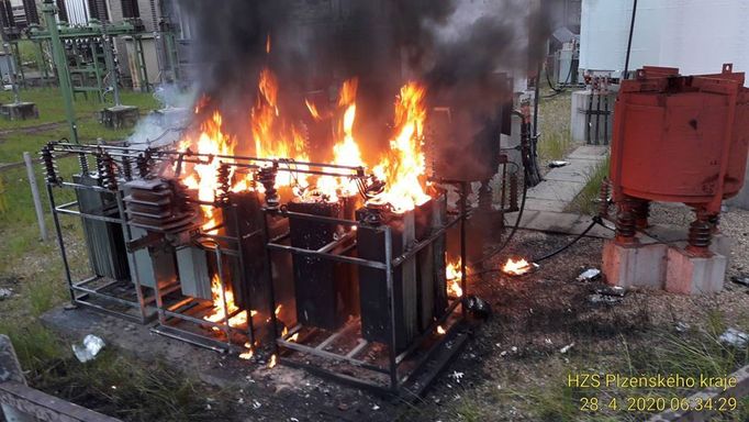 Požár transformátoru v Hrádku u Rokycan.