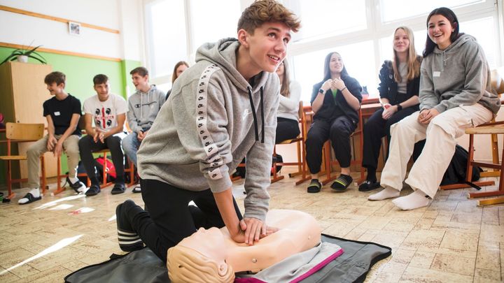Dětem přednáší veterinářka, programátor i herec. Propojují školy se skutečným světem; Zdroj foto: Hana Connor, Filip Jandourek