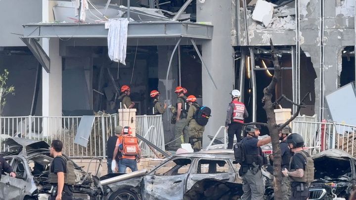 Izrael pokračuje v útocích na Teherán, Írán vypálil na židovský stát salvu raket