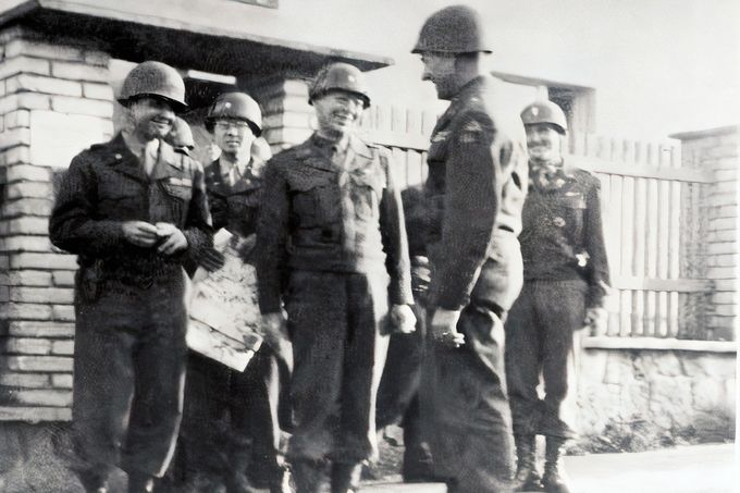 Snímek pořízený po skončení jednání mezi Sověty a Američany o demarkační čáře dne 13. 5. 1945 v Protivíně.