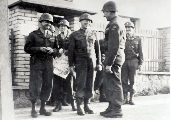 Snímek pořízený po skončení jednání mezi Sověty a Američany o demarkační čáře dne 13. 5. 1945 v Protivíně.