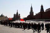 Průvod komunustických přívrženců se táhne přes Rudé náměstí.