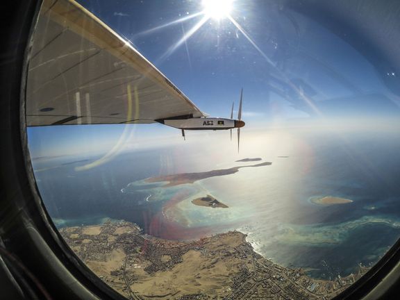Solar Impulse 2 nad Rudým mořem během poslední části letu