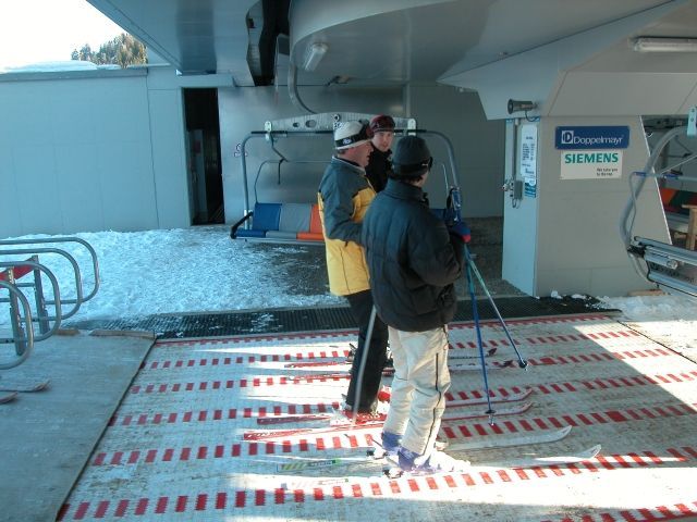 Moderní sedačkové lanovky přisunou lyžaře přímo k sedačce.