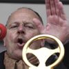 Odborový předák Klaus Franz hovoří k zaměstnancům Opelu během stávky v Ruesselsheimu