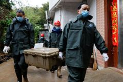 V Číně našli kus motoru zříceného letadla. Po druhé černé skříňce se stále pátrá