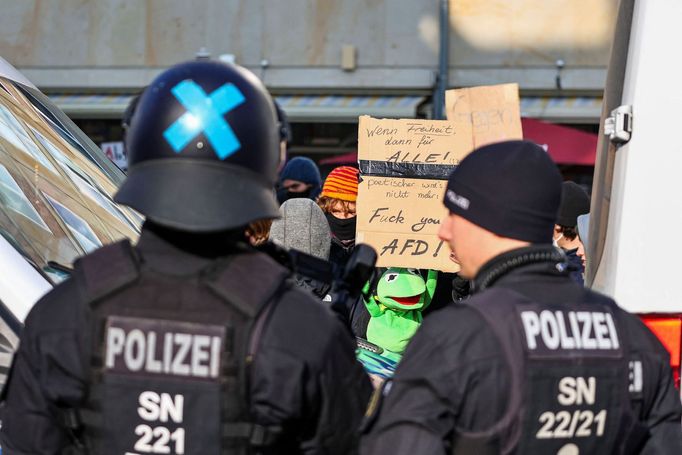 Více než čtvrt milionu Němců protestovalo proti spolupráci demokratických politiků se stranou AfD, která je označovaná za pravicově populistickou až krajně pravicovou.