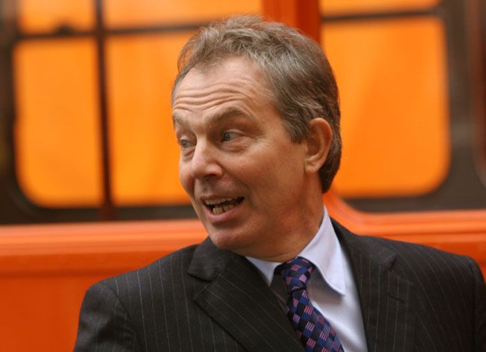 Tony Blair u oranžového double-deckeru sociálních demokratů