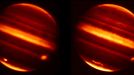 Dvojice snímků ukazuje, jak se dokázala atmosféra obklopující planetu Jupiter "poprat" s částečkami odpadu, který byl do ní vtáhnut. Snímky pořídily teleskpy NASA na Mauna Kea na Havaji. Pořízeny byly (první z nich) 20. července 2009 a druhý z nich 16. srpna 2009. Odpad můžete sledovat jako zářící části. NASA snímky zveřejnila teď, když se díky výzkumu podařilo zjistit, že Jupiter vtáhl asteroid velikosti Titaniku.