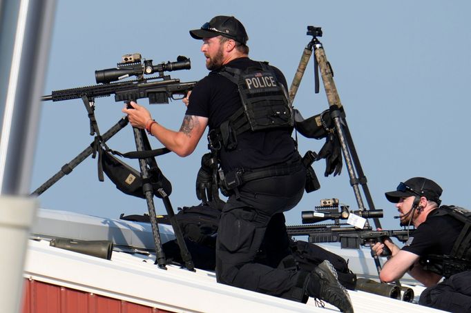 Policejní sniper okamžitě po výstřelu palbu opětoval.