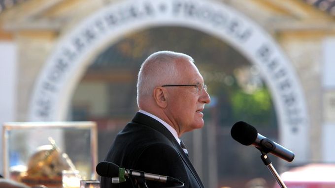 Prezident Václav Klaus mluví na závěr poutní bohoslužby na náměstí.