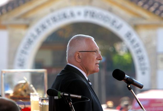 Prezident Václav Klaus mluví na závěr poutní bohoslužby na náměstí.