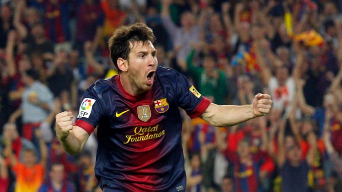 Fotbalista Barcelony Lionel Messi slaví gól v utkání Primera División proti Realu Madrid.