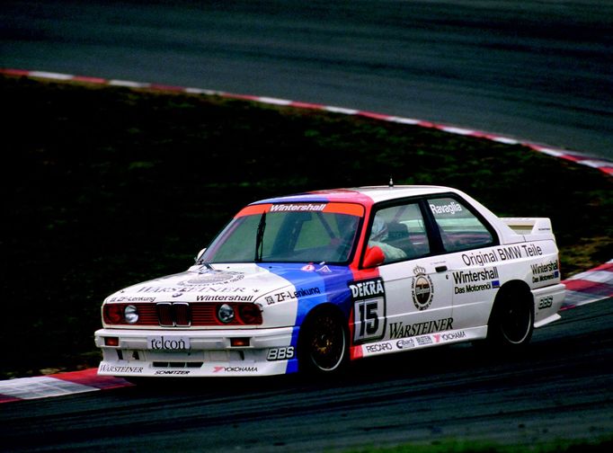 Přelepená přední světla naznačují, že se DTM nejezdí v noci. Ital Roberto Ravaglia tento šampionát vyhrál roku 1989.