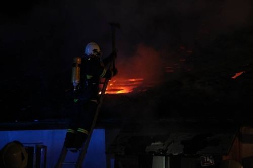 Hasiči likvidují požár v Doudleb u Hradce Králové
