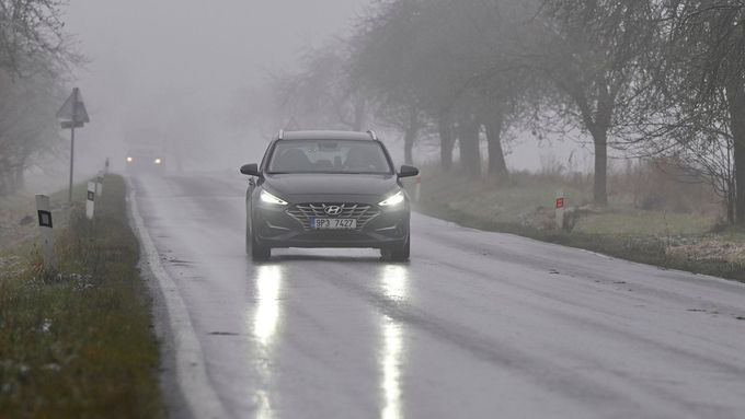 Mlha, déšť se sněhem a mokrá silnice na Horažďovicku, 25. listopadu 2025, Horažďovice.