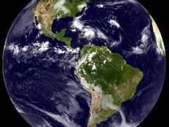 Nový satelitní snímek ukazující bouři Isaac.