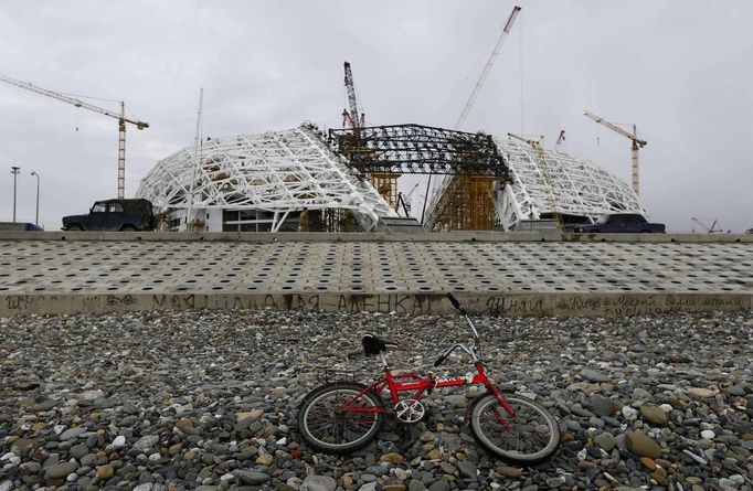 The Olympic stadium for the Sochi 2014 Winter Olympics is seen under construction at the seafront, within the perimeter of the Olympic Park in Adler, near Sochi February 18, 2013. Although many complexes and venues in the Black Sea resort of Sochi mostly resemble building sites that are still under construction, there is nothing to suggest any concern over readiness. Construction will be completed by August 2013 according to organizers. The Sochi 2014 Winter Olympics opens on February 7, 2014. REUTERS/Kai Pfaffenbach (RUSSIA - Tags: BUSINESS CONSTRUCTION ENVIRONMENT SPORT OLYMPICS) Published: Úno. 18, 2013, 6:01 odp.